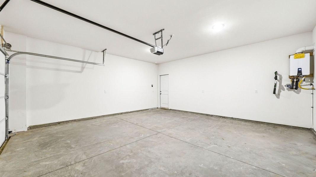 Spacious, unfurnished interior of a new home in Fieldcrest Acres, Blountville (Image 32).