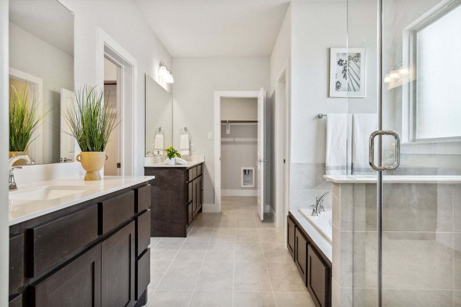 Furnished interior view inside a new home in Dove Hollow, Waxahachie (Image 15).