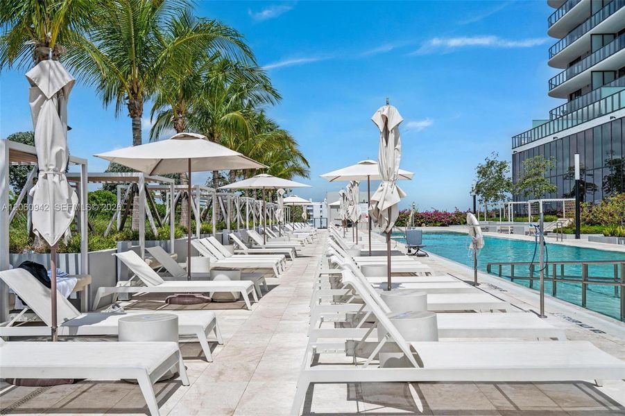 Condo located in Miami Beach, FL showcasing its design and architecture (Image 35).