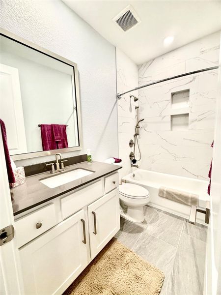 Guest bathroom just outside the 2 guest rooms Guest bathroom just outside the 2 guest rooms