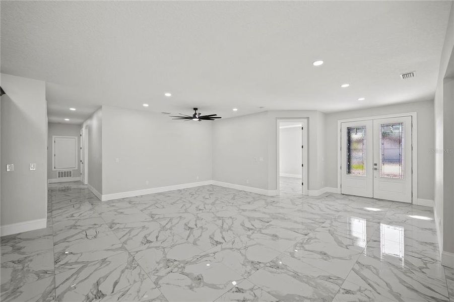 Spacious, unfurnished interior of a new home in , Tampa (Image 16).