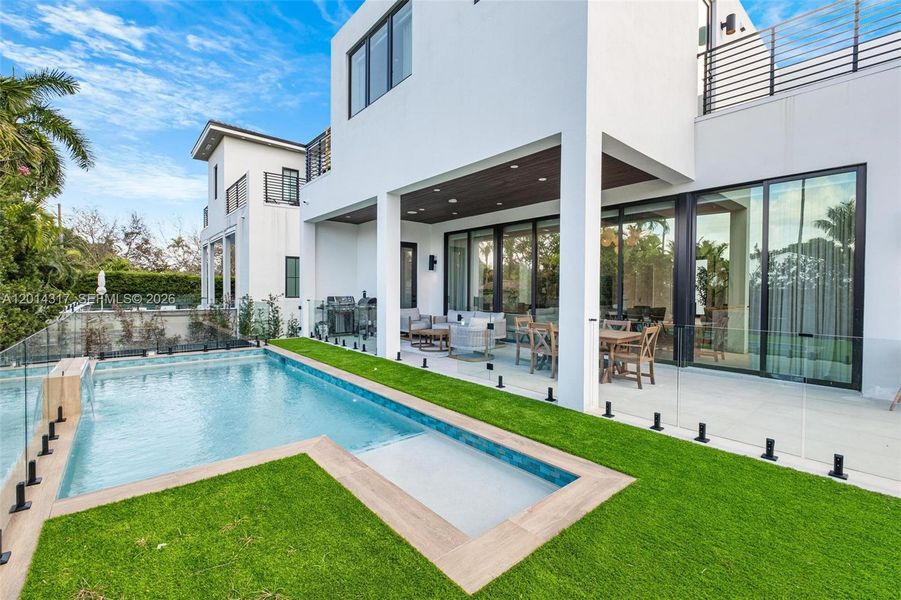 Exterior details and patio area of a home in , Surfside (Image 20).