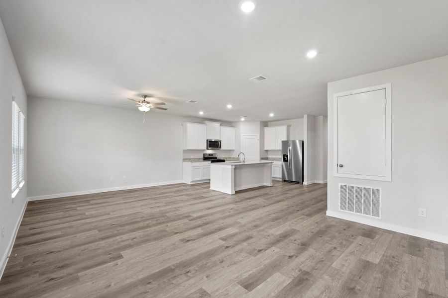 Spacious, unfurnished interior of a new home in Lexington Heights, Willis (Image 22).