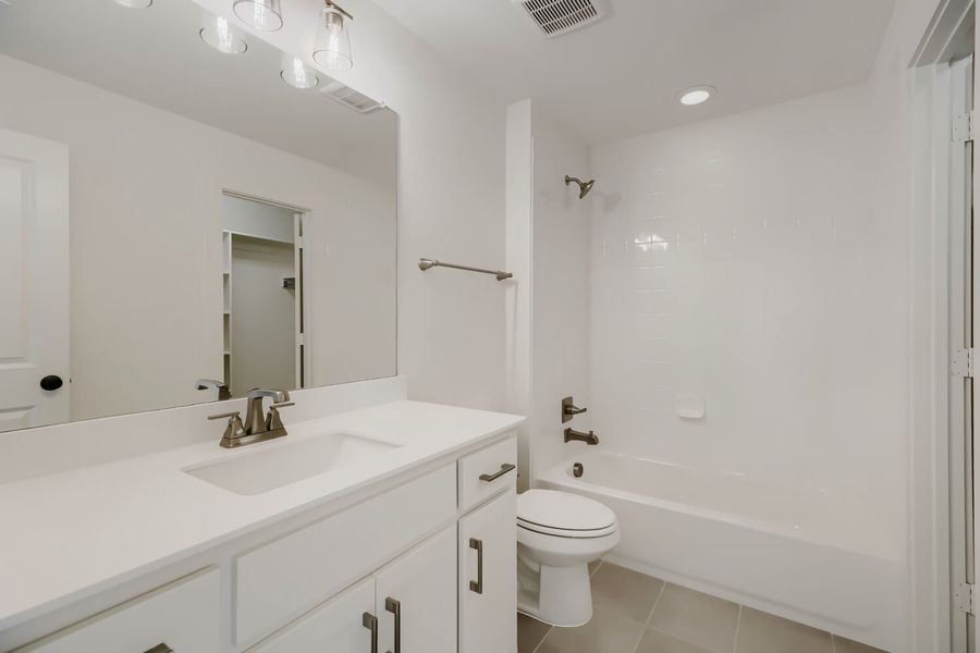 4801 Strada - Full Bathroom 4801 Strada - Full Bathroom