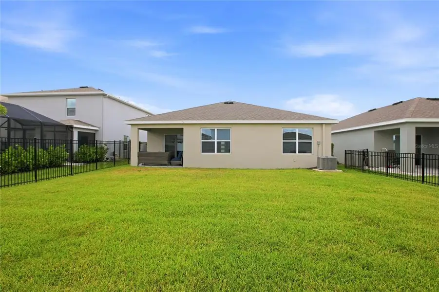 Exterior details and patio area of a home in , Bradenton (Image 3).