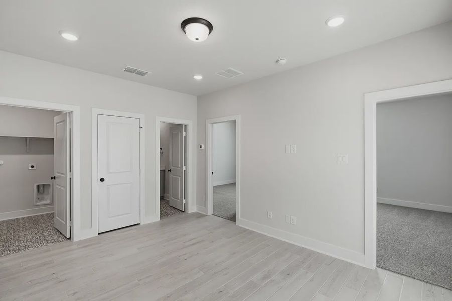 Spacious, unfurnished interior of a new home in Rose Hill, San Antonio (Image 31).