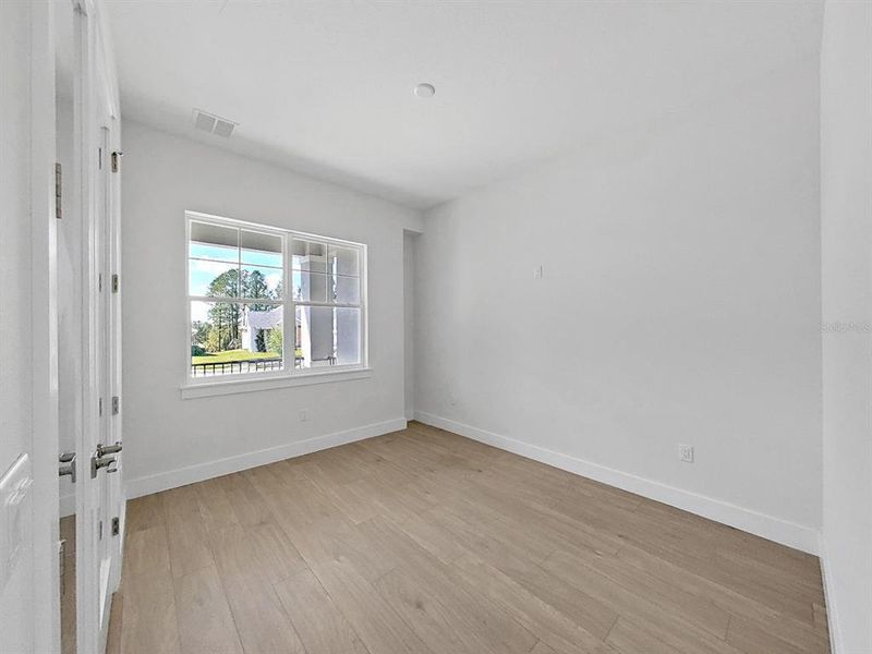 Spacious, unfurnished interior of a new home in Southern Hills Plantation, Brooksville (Image 39).