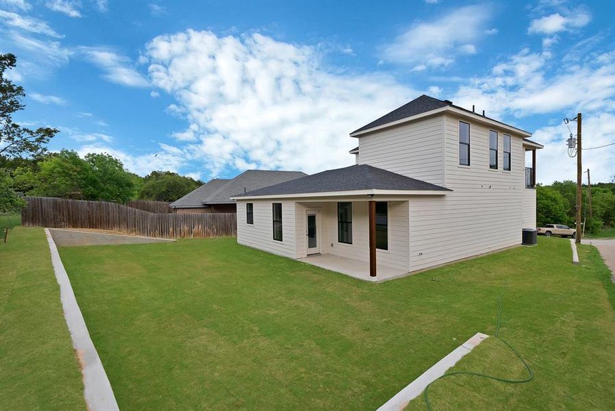 Exterior details and patio area of a home in , Granbury (Image 3).