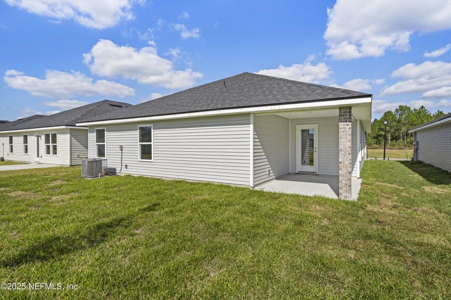 Exterior details and patio area of a home in Summerglen, Jacksonville (Image 4).