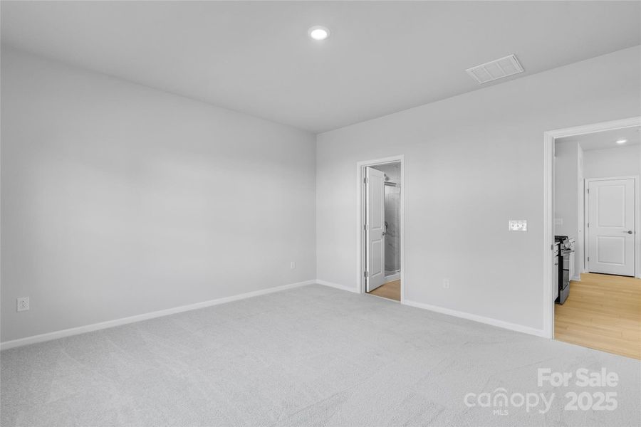 Spacious, unfurnished interior of a new home in Redhawk: Walk, Belmont (Image 16).