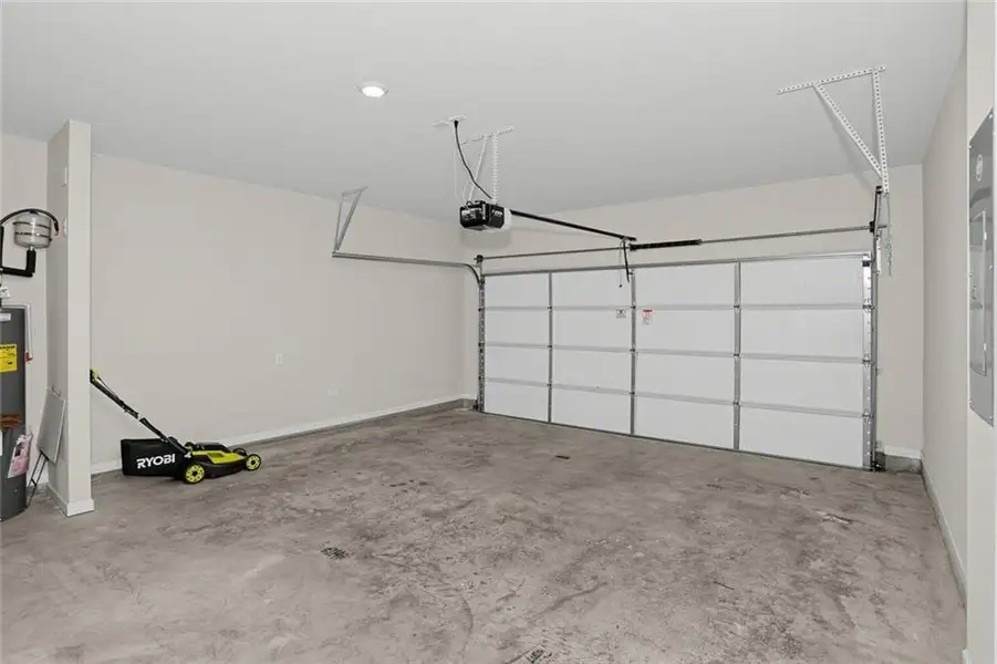 Spacious, unfurnished interior of a new home in Etowah Preserve, Dawsonville (Image 28).