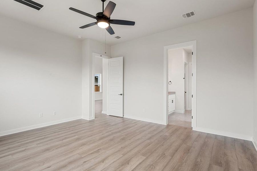 Spacious, unfurnished interior of a new home in Heritage, Dripping Springs (Image 27).
