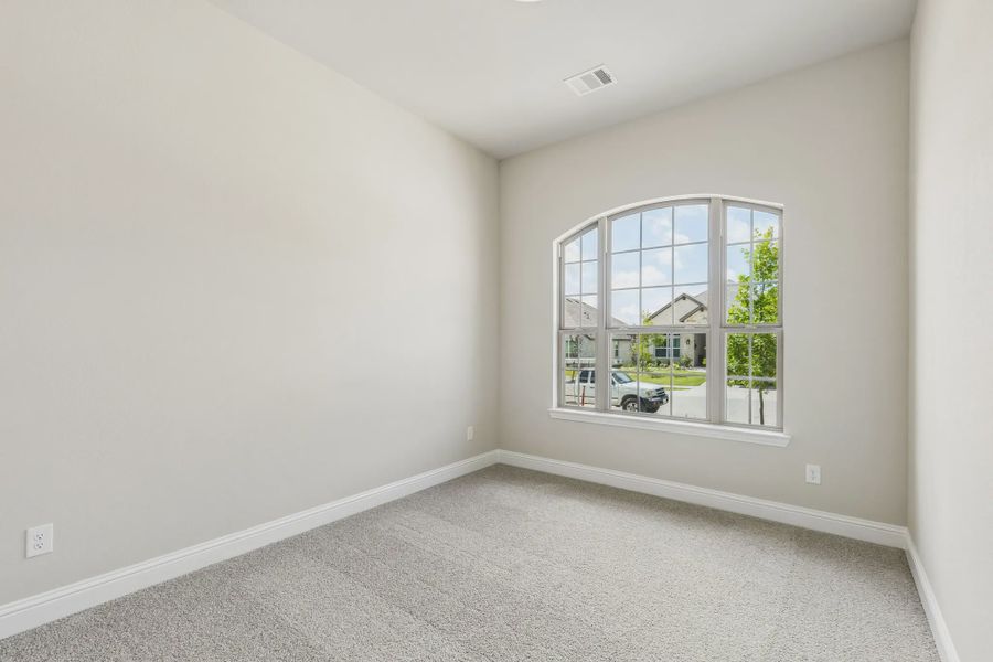 Spacious, unfurnished interior of a new home in Las Lomas, Forney (Image 15).