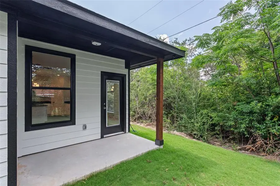 Exterior details and patio area of a home in , Granbury (Image 4).