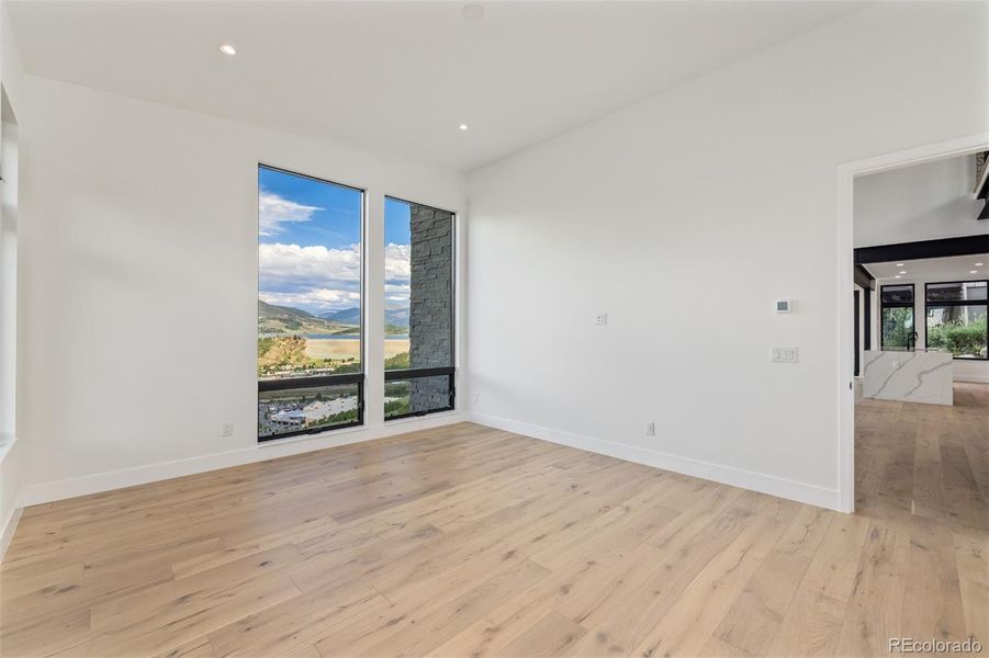 Spacious, unfurnished interior of a new home in , Silverthorne (Image 16).