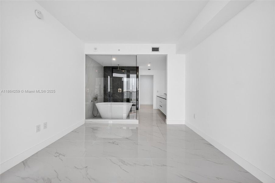 Spacious, unfurnished interior of a new home in Aria Reserve, Miami (Image 21).