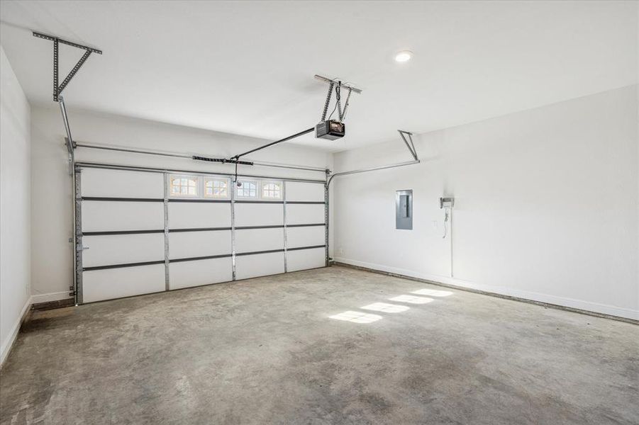 Spacious, unfurnished interior of a new home in , Granbury (Image 25).