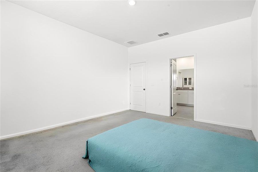 Spacious, unfurnished interior of a new home in , Clermont (Image 21).