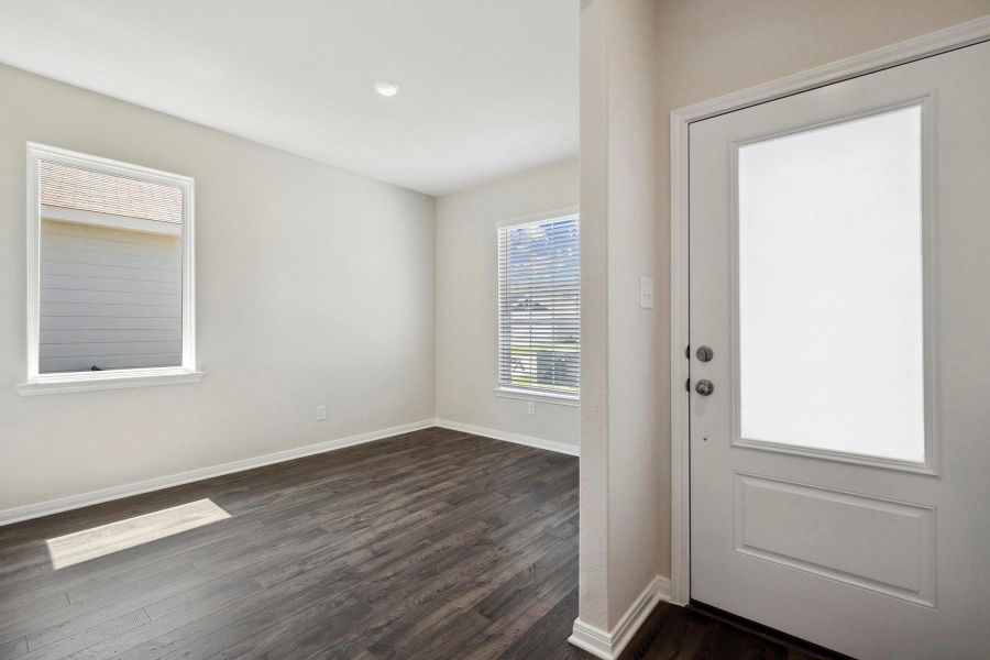 Spacious, unfurnished interior of a new home in Pinewood Trails, Cleveland (Image 14).