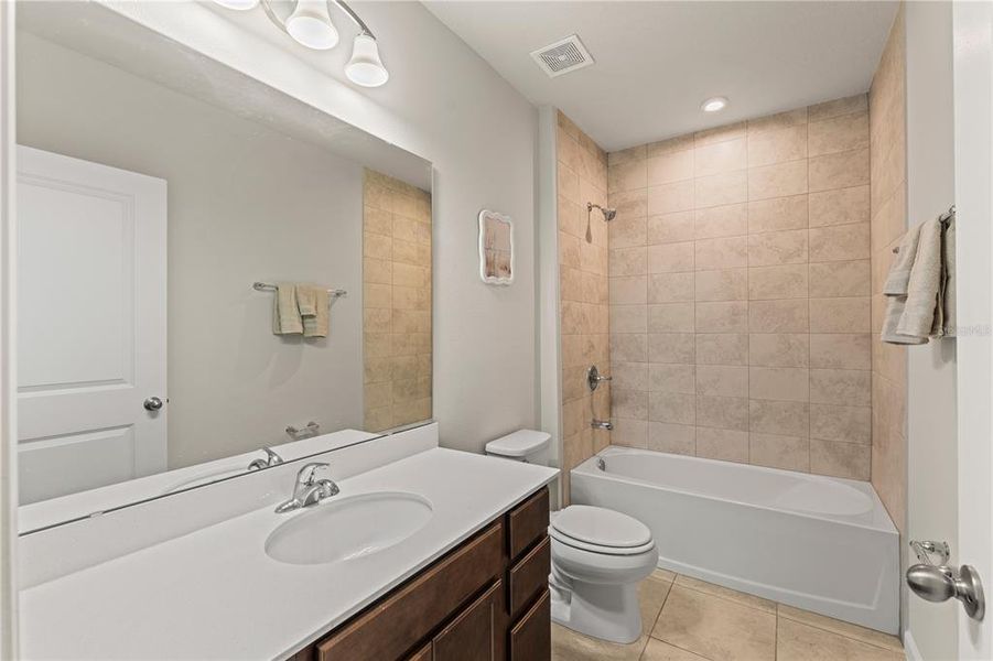 Furnished interior view inside a new home in , Deland (Image 10).