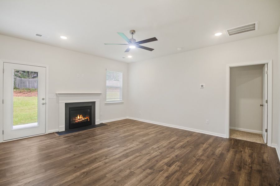 Spacious, unfurnished interior of a new home in Birdhaven, Lexington (Image 15).