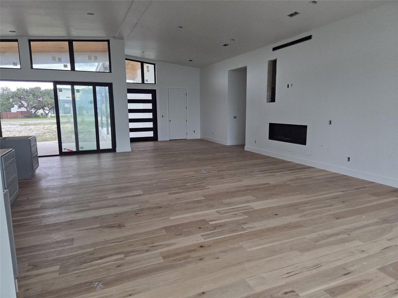 Spacious, unfurnished interior of a new home in , Marble Falls (Image 4).