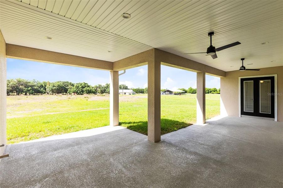 Exterior details and patio area of a home in , Yeehaw Junction (Image 27).