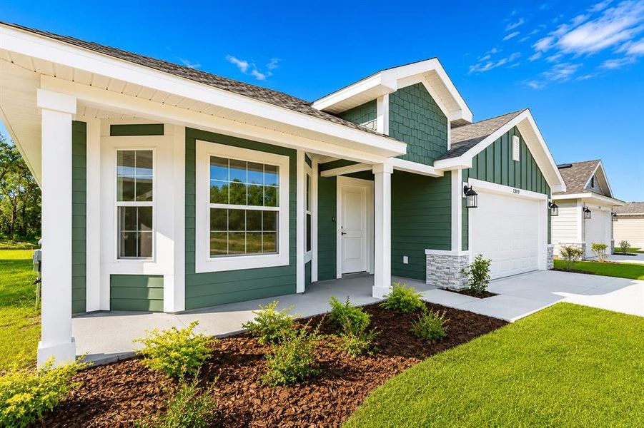 Exterior details and patio area of a home in Kirkland Farms, Alachua (Image 25).