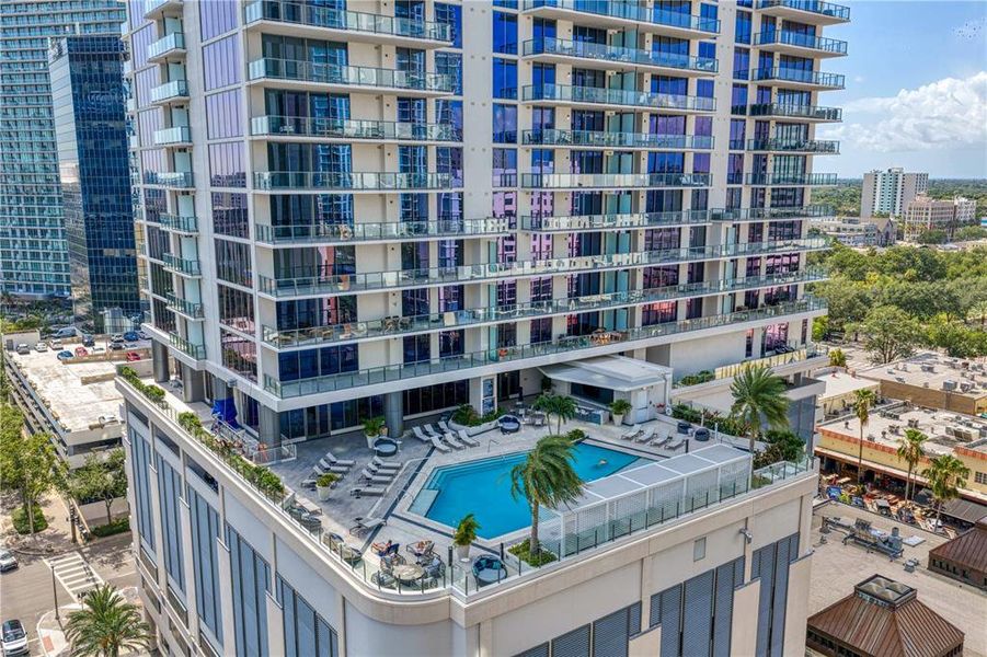 Condo located in St. Petersburg, FL showcasing its design and architecture (Image 39).