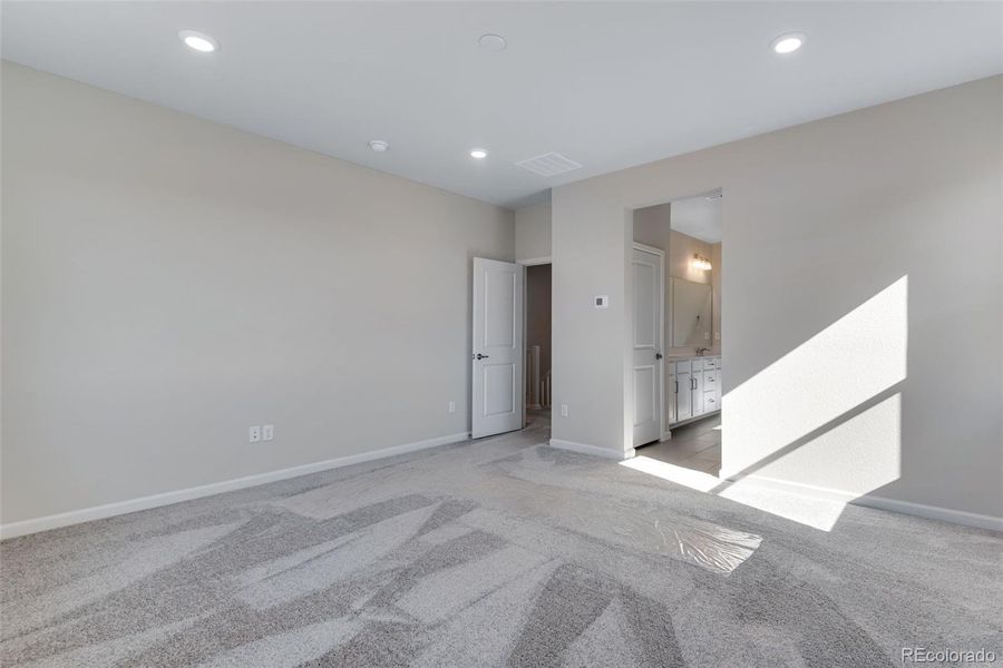 Spacious, unfurnished interior of a new home in Reunion Ridge, Commerce City (Image 20).