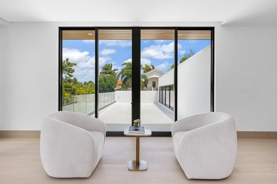 PRIMARY SUITE SITTING AREA