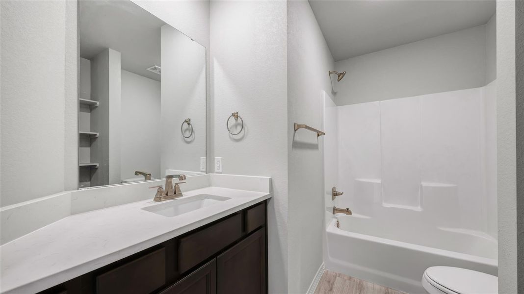 **Photos are sample photos of similar plan. Colors and features might vary** **Photos are sample photos of similar plan. Colors and features might vary**