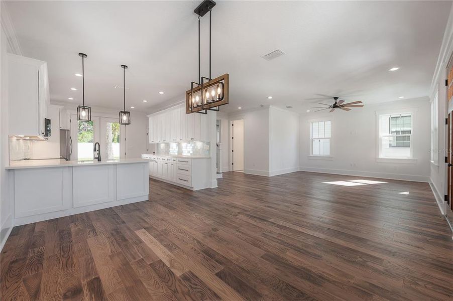 Spacious, unfurnished interior of a new home in , Tampa (Image 18).