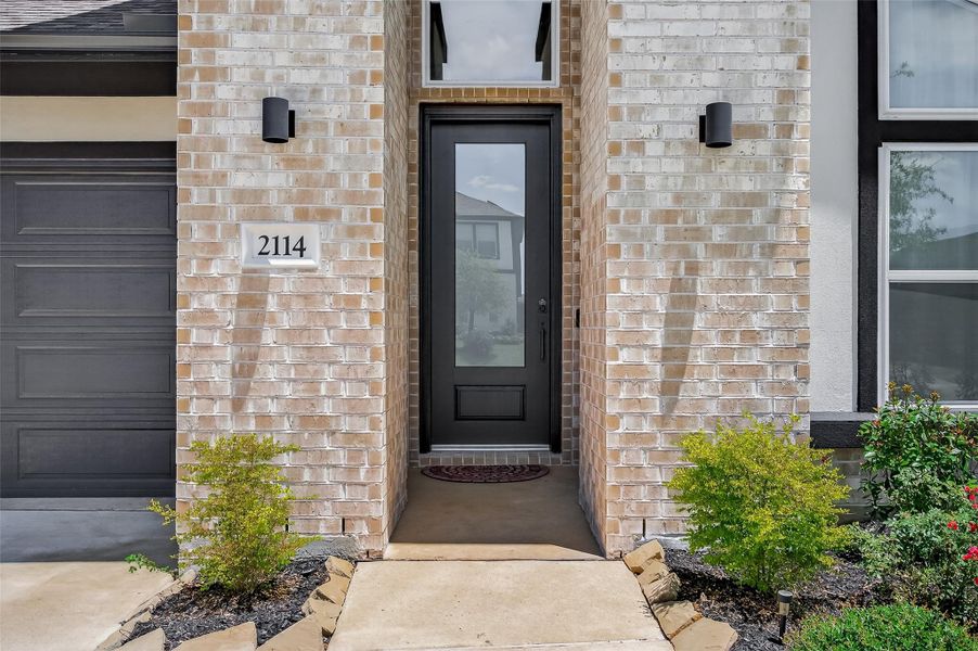 Front exterior of a new home in , Richmond, TX, highlighting curb appeal (Image 21). Front exterior of a new home in , Richmond, TX, highlighting curb appeal (Image 21).