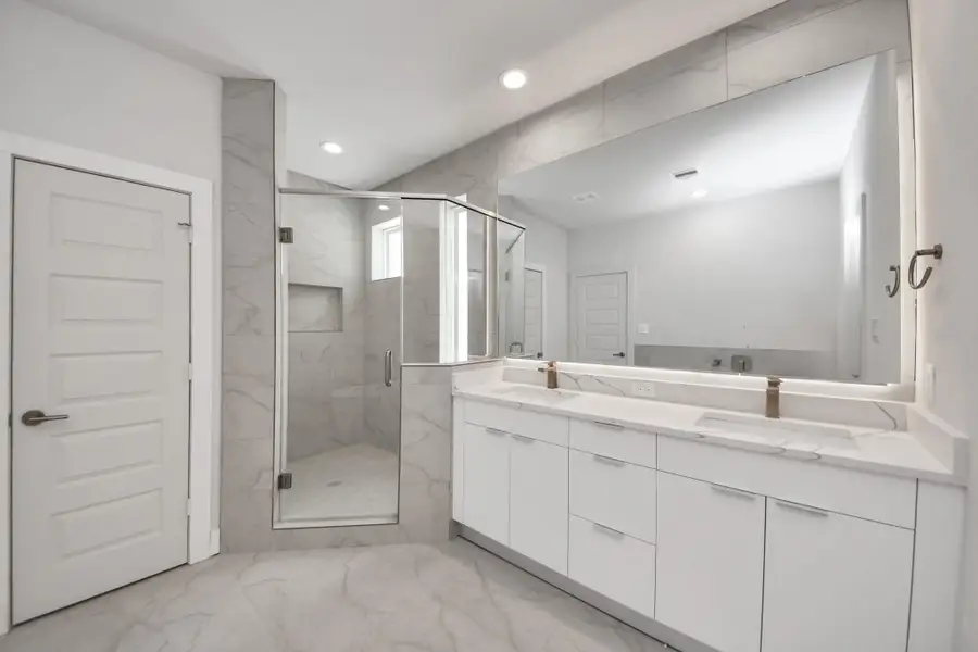 Furnished interior view inside a new home in Alicante, Houston (Image 5).