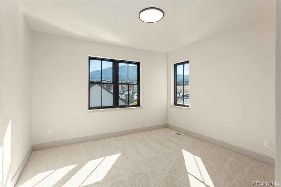 Spacious, unfurnished interior of a new home in , Salida (Image 23).
