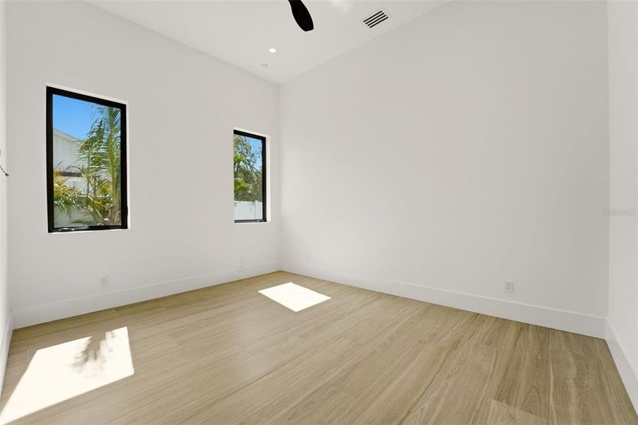 Spacious, unfurnished interior of a new home in , Sarasota (Image 26).