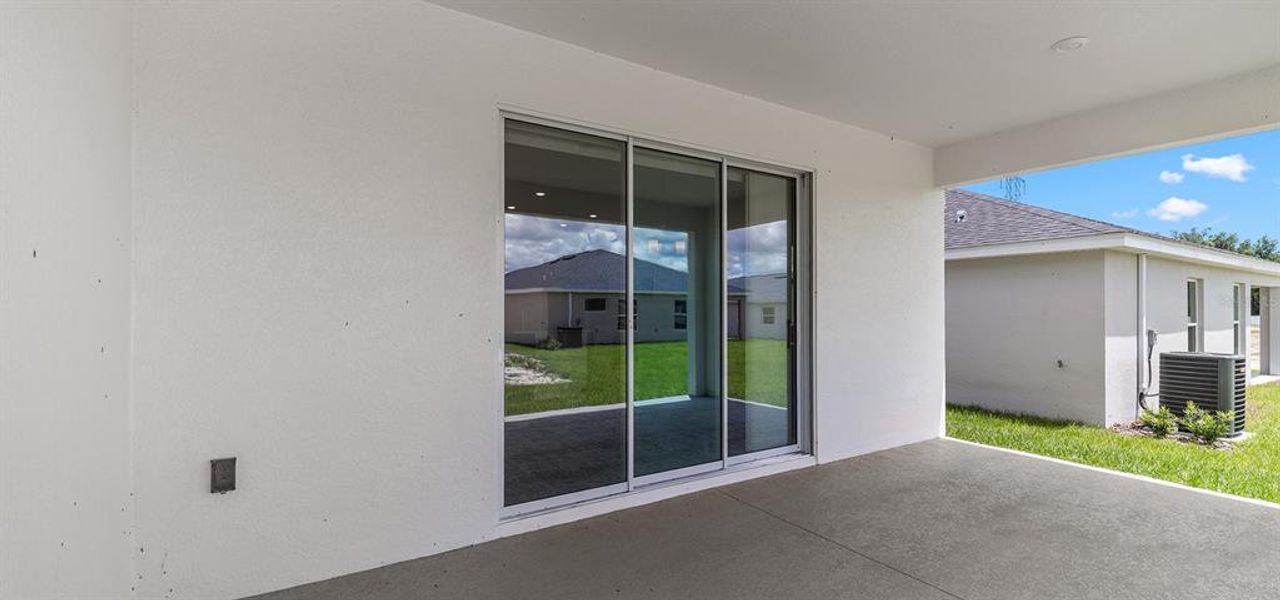Exterior details and patio area of a home in Vista Trace, Belleview (Image 2).