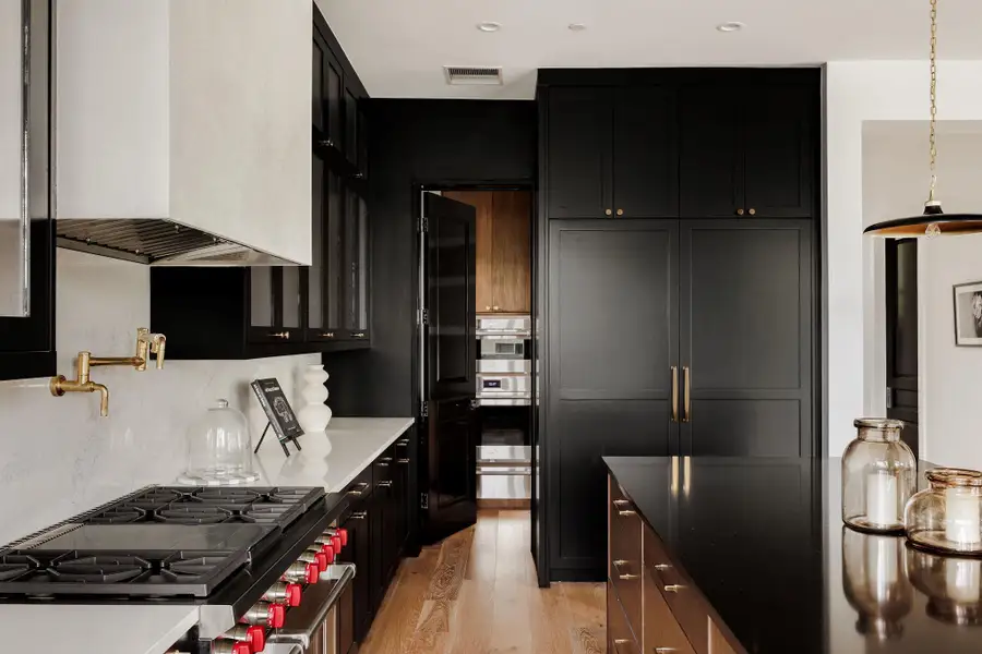 Clean lines, built-in precision, and modern texture define the gas range wall, where every detail reflects intention and craftsmanship. Clean lines, built-in precision, and modern texture define the gas range wall, where every detail reflects intention and craftsmanship.