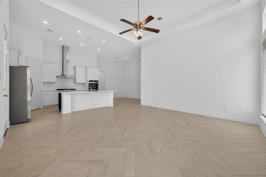 Spacious, unfurnished interior of a new home in Lago Mar, Texas City (Image 18).