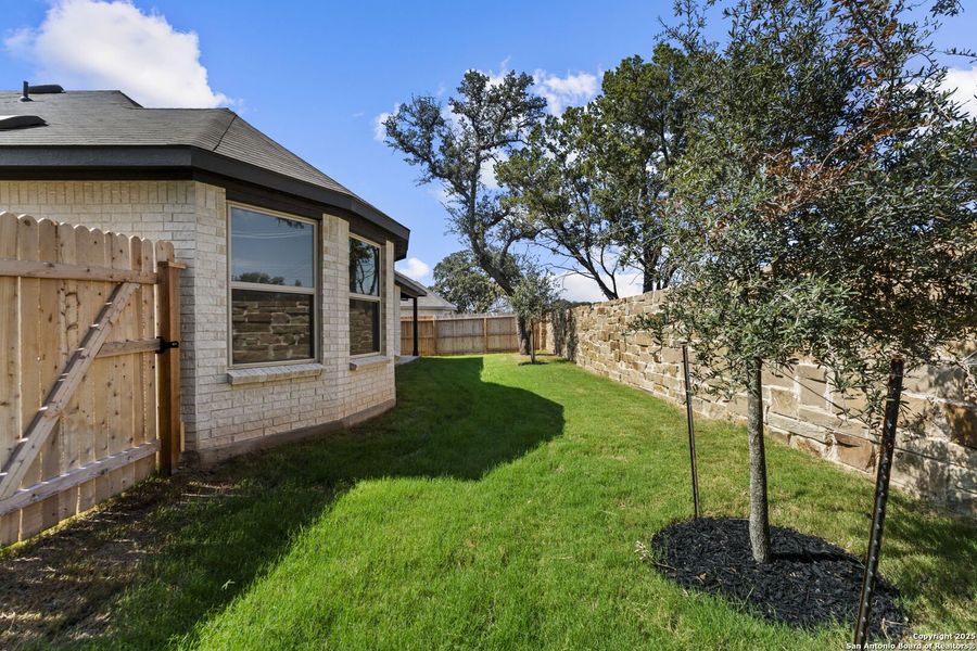 Exterior details and patio area of a home in Davis Ranch, San Antonio (Image 2).