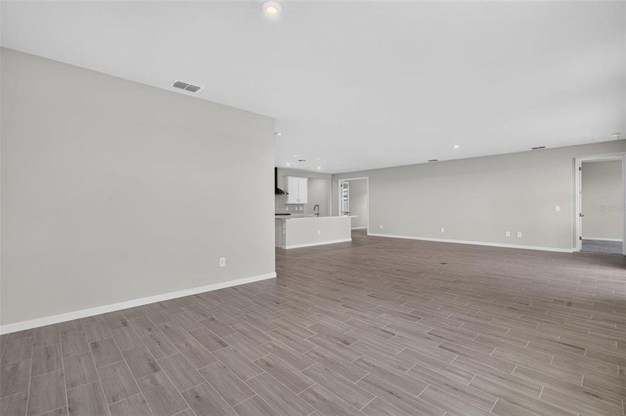 Spacious, unfurnished interior of a new home in Pasadena Ridge Master, Zephyrhills (Image 21).