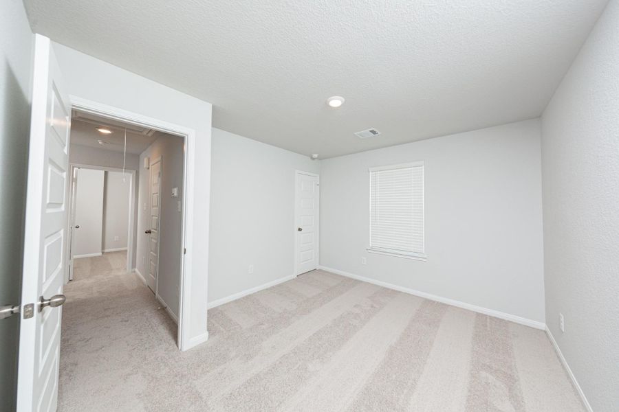 Spacious, unfurnished interior of a new home in River's Edge, Conroe (Image 12).