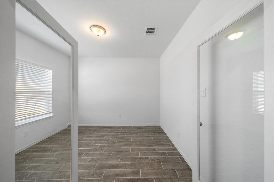 Spacious, unfurnished interior of a new home in Rollingbrook Estates, Baytown (Image 19).