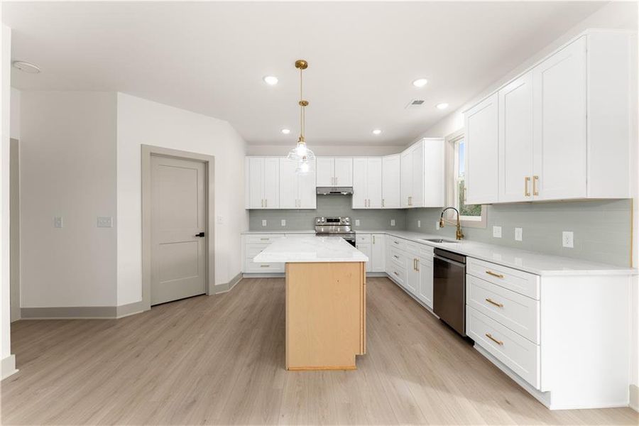 Furnished interior view inside a new home in , Jefferson (Image 8).