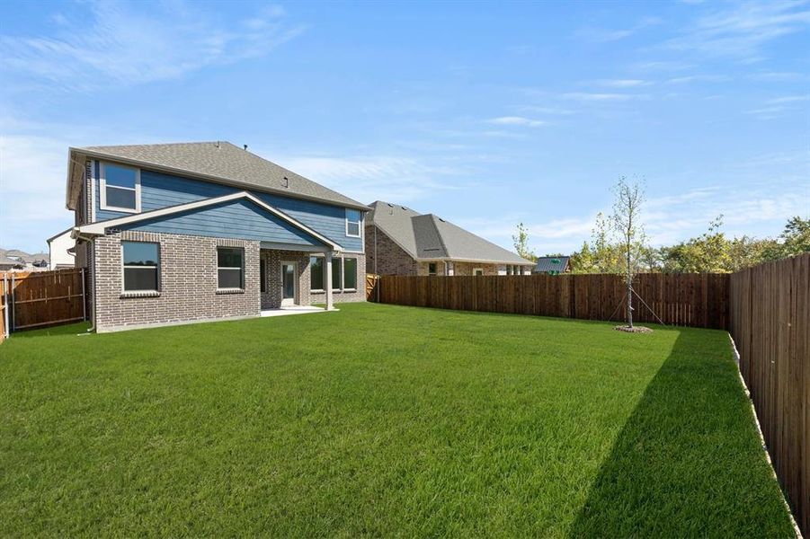 Exterior details and patio area of a home in Meadow Park, Melissa (Image 3).