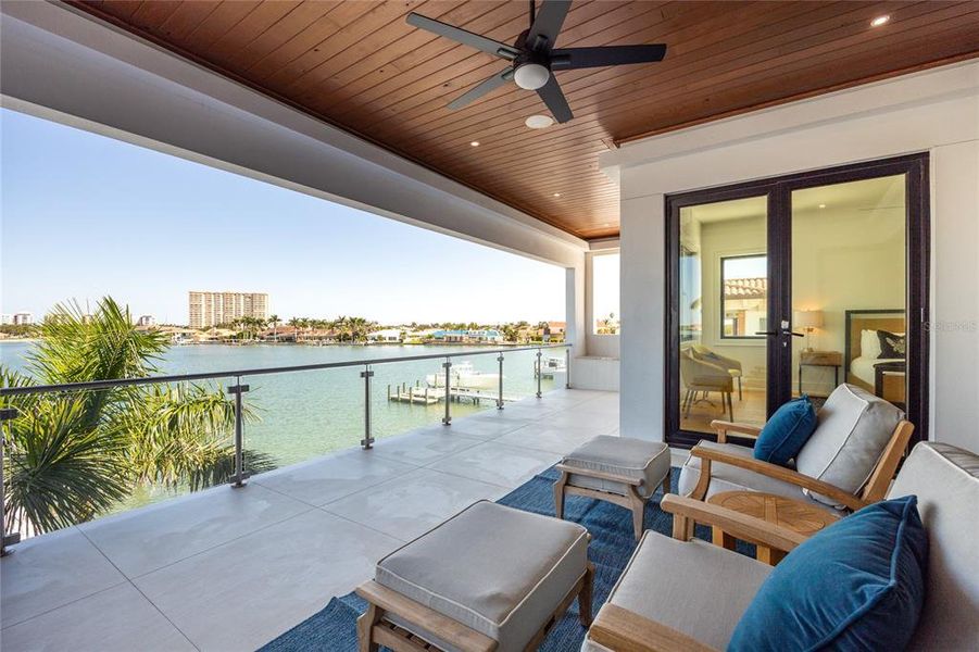 Exterior details and patio area of a home in , St. Petersburg (Image 21).