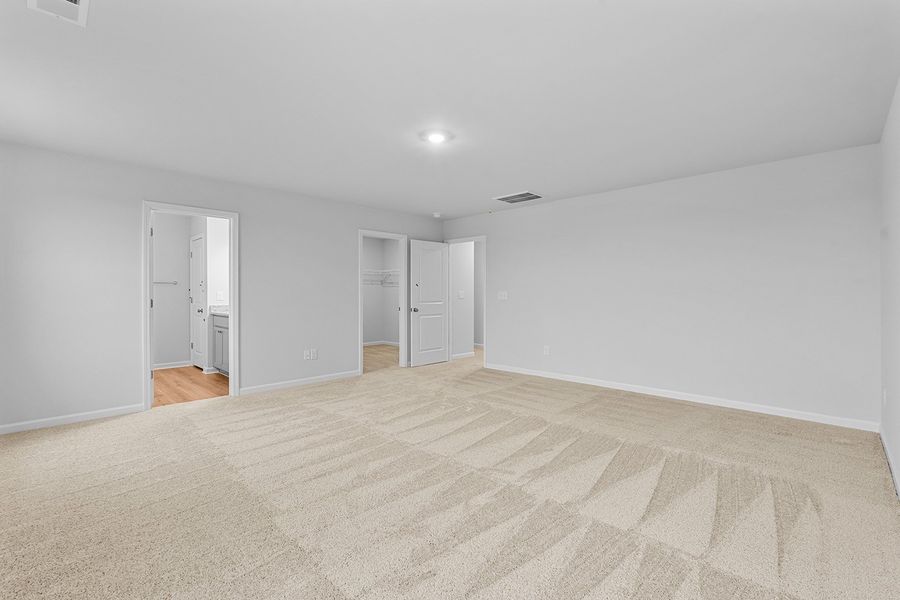 Spacious, unfurnished interior of a new home in Fieldstone, Lexington (Image 30).