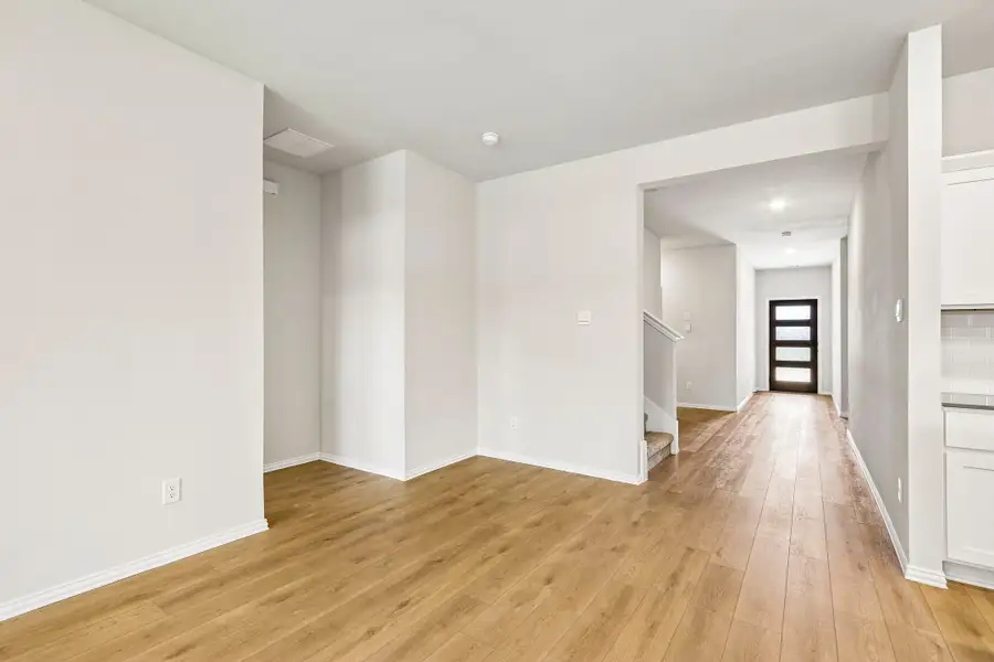 Spacious, unfurnished interior of a new home in Rolling Ridge, Van Alstyne (Image 10).