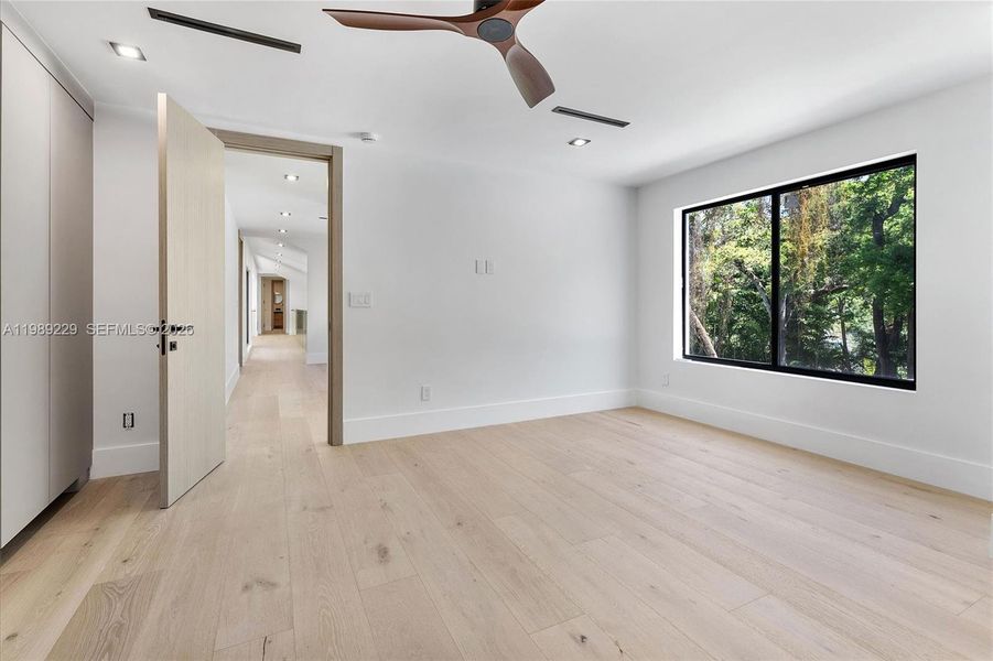 Spacious, unfurnished interior of a new home in , Hollywood (Image 55).